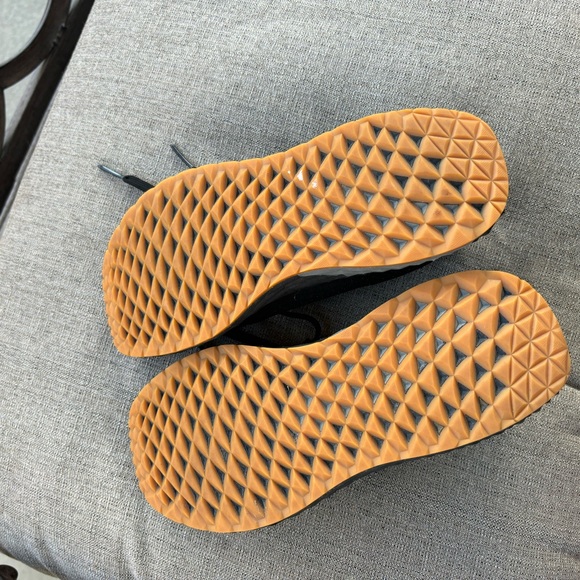 EUC Nobull women’s size 8 Ripstop Runner - Picture 2 of 2